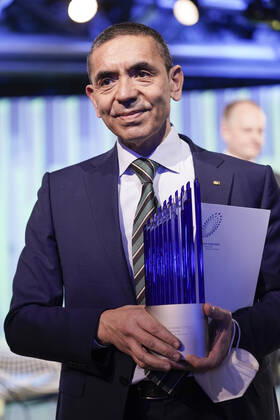 Verleihung des Deutschen Zukunftspreis 2021, Preis des Bundespraesidenten fuer Technik und Innovation Aktuell, 17.11.2021, Berlin, Ugur Sahin im Portrait, der Preistraeger und Gewinner des Deutschen Zukunftspreis 2021 gemeinsam mit seinem Unternehmen BioNtech bei der Verleihung durch den Bundespraesidenten Berlin Berlin Deutschland
