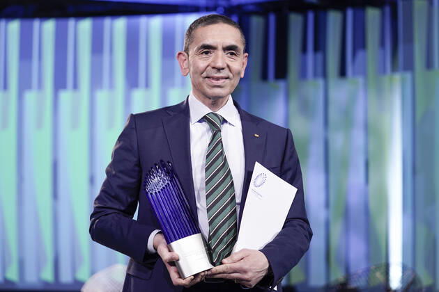 Verleihung des Deutschen Zukunftspreis 2021, Preis des Bundespraesidenten fuer Technik und Innovation Aktuell, 17.11.2021, Berlin, Ugur Sahin im Portrait, der Preistraeger und Gewinner des Deutschen Zukunftspreis 2021 und dem Preis und Urkunde in der Hand gemeinsam mit seinem Unternehmen BioNtech bei der Verleihung durch den Bundespraesidenten Berlin Berlin Deutschland
