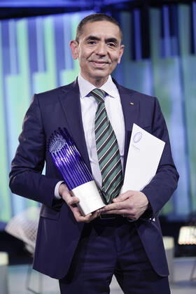 Verleihung des Deutschen Zukunftspreis 2021, Preis des Bundespraesidenten fuer Technik und Innovation Aktuell, 17.11.2021, Berlin, Ugur Sahin im Portrait, der Preistraeger und Gewinner des Deutschen Zukunftspreis 2021 und dem Preis und Urkunde in der Hand gemeinsam mit seinem Unternehmen BioNtech bei der Verleihung durch den Bundespraesidenten Berlin Berlin Deutschland