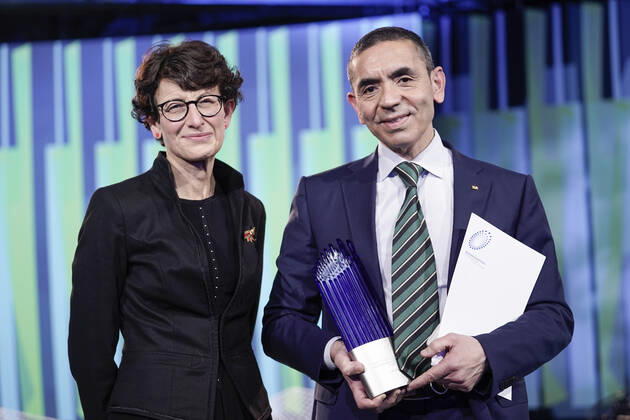 Verleihung des Deutschen Zukunftspreis 2021, Preis des Bundespraesidenten fuer Technik und Innovation Aktuell, 17.11.2021, Berlin, Ugur Sahin und Oezlem Tuereci die Gewinner des Deutschen Zukunftspreis 2021 und den Preis und Urkunde in der Hand bei der Verleihung durch den Bundespraesidenten Berlin Berlin Deutschland