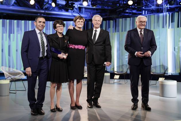 Verleihung des Deutschen Zukunftspreis 2021, Preis des Bundespraesidenten fuer Technik und Innovation Aktuell, 17.11.2021, Berlin, Die Gewinner und Preistraeger des Deutschen Zukunftspreis 2021 Mainzer Unternehmens BioNTech Ugur Sahin; Oezlem Tuereci; Christoph Huber und Katalin Kariko fuer ihre Entwicklung eines mRNA-Impfstoffs gegen das Coronavirus bei der Verleihung durch den Bundespraesidenten Frank-Walter Steinmeiner und dem Moderator Dirk Steffens in Berlin Berlin Berlin Deutschland