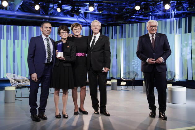 Verleihung des Deutschen Zukunftspreis 2021, Preis des Bundespraesidenten fuer Technik und Innovation Aktuell, 17.11.2021, Berlin, Die Gewinner und Preistraeger des Deutschen Zukunftspreis 2021 Mainzer Unternehmens BioNTech Ugur Sahin; Oezlem Tuereci; Christoph Huber und Katalin Kariko fuer ihre Entwicklung eines mRNA-Impfstoffs gegen das Coronavirus bei der Verleihung durch den Bundespraesidenten Frank-Walter Steinmeiner und dem Moderator Dirk Steffens in Berlin Berlin Berlin Deutschland