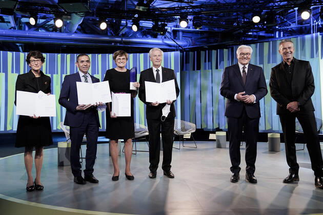 Verleihung des Deutschen Zukunftspreis 2021, Preis des Bundespraesidenten fuer Technik und Innovation Aktuell, 17.11.2021, Berlin, Die Gewinner und Preistraeger des Deutschen Zukunftspreis 2021 Mainzer Unternehmens BioNTech Ugur Sahin; Oezlem Tuereci; Christoph Huber und Katalin Kariko fuer ihre Entwicklung eines mRNA-Impfstoffs gegen das Coronavirus bei der Verleihung durch den Bundespraesidenten Frank-Walter Steinmeiner und dem Moderator Dirk Steffens in Berlin Berlin Berlin Deutschland