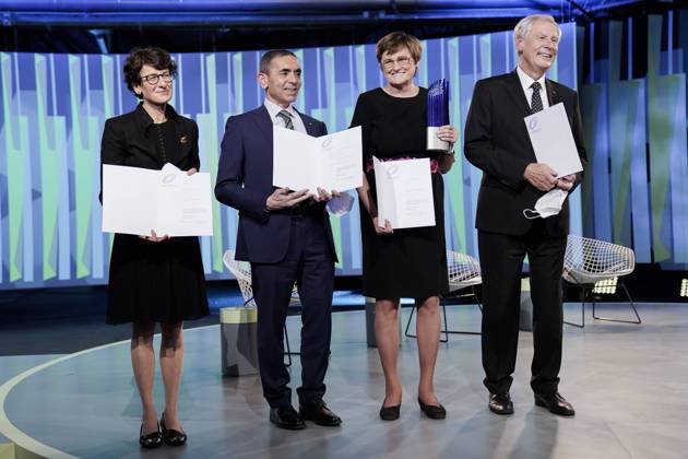 Verleihung des Deutschen Zukunftspreis 2021, Preis des Bundespraesidenten fuer Technik und Innovation Aktuell, 17.11.2021, Berlin, Die Gewinner und Preistraeger des Deutschen Zukunftspreis 2021 Mainzer Unternehmens BioNTech Ugur Sahin; Oezlem Tuereci; Christoph Huber und Katalin Kariko fuer ihre Entwicklung eines mRNA-Impfstoffs gegen das Coronavirus bei der Verleihung durch den Bundespraesidenten Frank-Walter Steinmeiner und dem Moderator Dirk Steffens in Berlin Berlin Berlin Deutschland