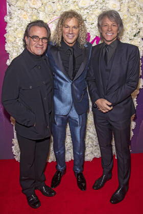 Bilder des Jahres 2021, Entertainment 11 November Entertainment Themen der Woche KW46 Entertainment Bilder des Tages November 17, 2021, New York, United States: Bon Jovi members Tico Torres (L), David Bryan (C), and Jon Bon Jovi (R) attend the opening night of the new musical Diana, The Musical on Broadway at The Longacre Theatre in New York City. New York United States - ZUMAs197 20211117_zaa_s197_329 Copyright: xRonxAdarx