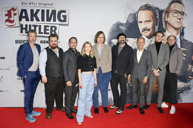 Bilder des Jahres 2021, Entertainment 11 November Entertainment Themen der Woche KW46 Wolfgang Groos, Tristan Seith, Moritz Bleibtreu, Sinje Irslinger, Lars Eidinger, Tobi Baumann, Richard Sammel, Lukas T. Sperber und Gast bei der Premiere der RTL+-Serie Faking Hitler im Delphi Filmpalast. Berlin, 17.11.2021