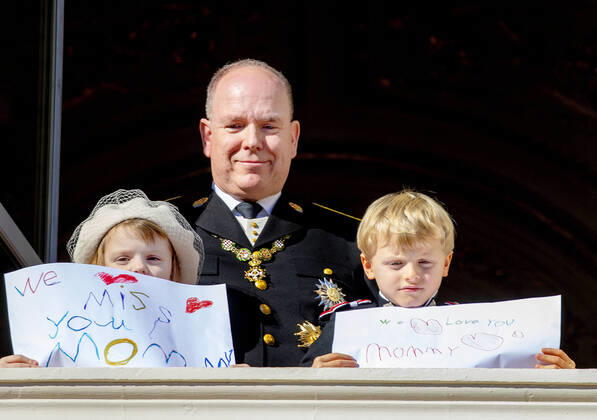 Bilder des Jahres 2021, Entertainment 11 November Entertainment Themen der Woche KW46 Entertainment Bilder des Tages 19-11-2021 Monte Carlo Prince Jacques and Princess Gabriella with a drawing for their mother with the tekst We miss you mommy and We love our Mommy and Prince Albert II of Monaco on the balcony during the Monaco national day celebrations in Monaco. Â  Copyright: xPPEx