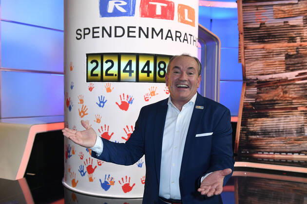 Bilder des Jahres 2021, Entertainment 11 November Entertainment Themen der Woche KW46 Entertainment Bilder des Tages RTL-Spendenmarathon 2021 am 19.11.2021 im EMG Studio 8 in Hürth Wolfram Kons präsentiert den Endstand ( EUR 22.448.676 ) beim RTL-Spendenmarathon 2021 am 19.11.2021 im EMG Studio 8 in Hürth.