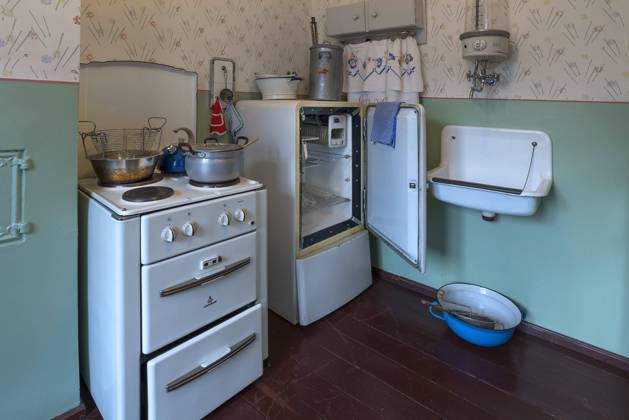 Küche mit Herd und Kühlschrank der 1950er Jahre, Industriemuseum, Lauf an der Pegnitz, Mittelfranken, Bayern, Deutschland, Europa Copyright: imageBROKER/HelmutxMeyerxzurxCapellen ibxmzc07171107.jpg