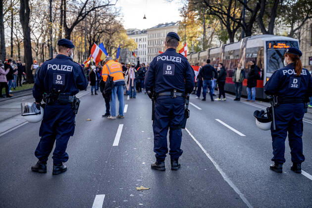 Demonstration gegen Coronamaßnahmen in Wien Am 20.11.2021 fand in Wien eine Corona-Demonstration gegen die in Österreich beschlossenen Corona Maßnahmen wie der Impfpflicht ab nächstem Jahr oder dem Lockdown für alle statt. An der Demo nahmen mehrere Zehntausende u.a. Querdenker*innen, Coronaleugner*innen, Impfskeptiker*innen und Gegner*inne, Verschwörungsideolog*innen und Nazis teil. * On November 20, 2021 ten thousands protested in Vienna, Austria against the new covid measures in Austria such as a Lockdown for everyone and a mandatory vaccination for everyone. The participants were lateral thinkers, covid deniers, anti-vaxx activists, conspiracy ideologists and neo-nazis Wien Österreich Copyright: xAaronxKarasekx