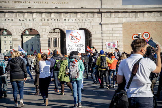 Demonstration gegen Coronamaßnahmen in Wien Plakat: NO FORCED VACCINES Am 20.11.2021 fand in Wien eine Corona-Demonstration gegen die in Österreich beschlossenen Corona Maßnahmen wie der Impfpflicht ab nächstem Jahr oder dem Lockdown für alle statt. An der Demo nahmen mehrere Zehntausende u.a. Querdenker*innen, Coronaleugner*innen, Impfskeptiker*innen und Gegner*inne, Verschwörungsideolog*innen und Nazis teil. * On November 20, 2021 ten thousands protested in Vienna, Austria against the new covid measures in Austria such as a Lockdown for everyone and a mandatory vaccination for everyone. The participants were lateral thinkers, covid deniers, anti-vaxx activists, conspiracy ideologists and neo-nazis Wien Österreich Copyright: xAaronxKarasekx