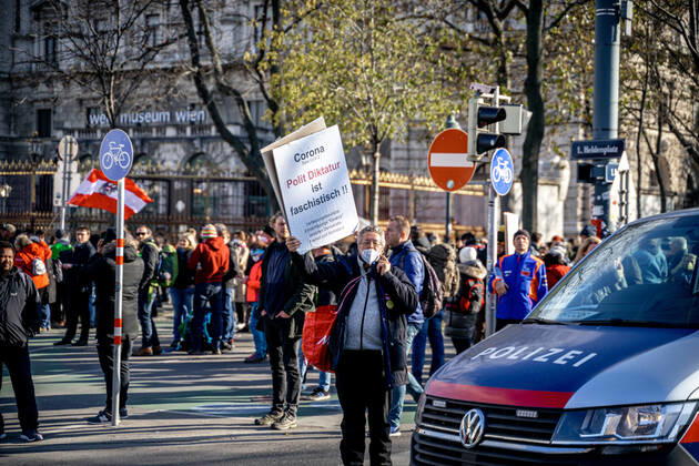 Demonstration gegen Coronamaßnahmen in Wien Plakat: Corona Polit Diktatrur ist faschistisch!! Am 20.11.2021 fand in Wien eine Corona-Demonstration gegen die in Österreich beschlossenen Corona Maßnahmen wie der Impfpflicht ab nächstem Jahr oder dem Lockdown für alle statt. An der Demo nahmen mehrere Zehntausende u.a. Querdenker*innen, Coronaleugner*innen, Impfskeptiker*innen und Gegner*inne, Verschwörungsideolog*innen und Nazis teil. * On November 20, 2021 ten thousands protested in Vienna, Austria against the new covid measures in Austria such as a Lockdown for everyone and a mandatory vaccination for everyone. The participants were lateral thinkers, covid deniers, anti-vaxx activists, conspiracy ideologists and neo-nazis Wien Öster Copyright: xAaronxKarasekx