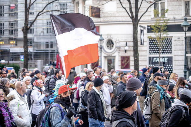 Demonstration gegen Coronamaßnahmen in Wien Am 20.11.2021 fand in Wien eine Corona-Demonstration gegen die in Österreich beschlossenen Corona Maßnahmen wie der Impfpflicht ab nächstem Jahr oder dem Lockdown für alle statt. An der Demo nahmen mehrere Zehntausende u.a. Querdenker*innen, Coronaleugner*innen, Impfskeptiker*innen und Gegner*inne, Verschwörungsideolog*innen und Nazis teil. * On November 20, 2021 ten thousands protested in Vienna, Austria against the new covid measures in Austria such as a Lockdown for everyone and a mandatory vaccination for everyone. The participants were lateral thinkers, covid deniers, anti-vaxx activists, conspiracy ideologists and neo-nazis Wien Österreich Copyright: xAaronxKarasekx