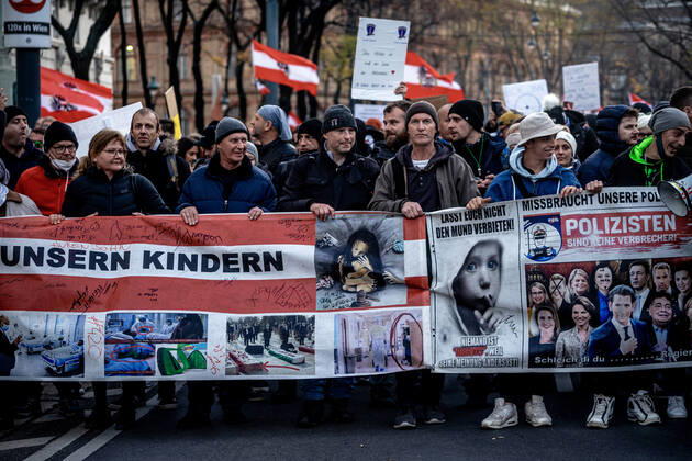 Demonstration gegen Coronamaßnahmen in Wien Am 20.11.2021 fand in Wien eine Corona-Demonstration gegen die in Österreich beschlossenen Corona Maßnahmen wie der Impfpflicht ab nächstem Jahr oder dem Lockdown für alle statt. An der Demo nahmen mehrere Zehntausende u.a. Querdenker*innen, Coronaleugner*innen, Impfskeptiker*innen und Gegner*inne, Verschwörungsideolog*innen und Nazis teil. * On November 20, 2021 ten thousands protested in Vienna, Austria against the new covid measures in Austria such as a Lockdown for everyone and a mandatory vaccination for everyone. The participants were lateral thinkers, covid deniers, anti-vaxx activists, conspiracy ideologists and neo-nazis Wien Österreich Copyright: xAaronxKarasekx