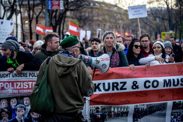 Demonstration gegen Coronamaßnahmen in Wien Am 20.11.2021 fand in Wien eine Corona-Demonstration gegen die in Österreich beschlossenen Corona Maßnahmen wie der Impfpflicht ab nächstem Jahr oder dem Lockdown für alle statt. An der Demo nahmen mehrere Zehntausende u.a. Querdenker*innen, Coronaleugner*innen, Impfskeptiker*innen und Gegner*inne, Verschwörungsideolog*innen und Nazis teil. * On November 20, 2021 ten thousands protested in Vienna, Austria against the new covid measures in Austria such as a Lockdown for everyone and a mandatory vaccination for everyone. The participants were lateral thinkers, covid deniers, anti-vaxx activists, conspiracy ideologists and neo-nazis Wien Österreich Copyright: xAaronxKarasekx