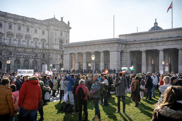 Demonstration gegen Coronamaßnahmen in Wien Am 20.11.2021 fand in Wien eine Corona-Demonstration gegen die in Österreich beschlossenen Corona Maßnahmen wie der Impfpflicht ab nächstem Jahr oder dem Lockdown für alle statt. An der Demo nahmen mehrere Zehntausende u.a. Querdenker*innen, Coronaleugner*innen, Impfskeptiker*innen und Gegner*inne, Verschwörungsideolog*innen und Nazis teil. * On November 20, 2021 ten thousands protested in Vienna, Austria against the new covid measures in Austria such as a Lockdown for everyone and a mandatory vaccination for everyone. The participants were lateral thinkers, covid deniers, anti-vaxx activists, conspiracy ideologists and neo-nazis Wien Österreich Copyright: xAaronxKarasekx