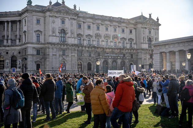 Demonstration gegen Coronamaßnahmen in Wien Am 20.11.2021 fand in Wien eine Corona-Demonstration gegen die in Österreich beschlossenen Corona Maßnahmen wie der Impfpflicht ab nächstem Jahr oder dem Lockdown für alle statt. An der Demo nahmen mehrere Zehntausende u.a. Querdenker*innen, Coronaleugner*innen, Impfskeptiker*innen und Gegner*inne, Verschwörungsideolog*innen und Nazis teil. * On November 20, 2021 ten thousands protested in Vienna, Austria against the new covid measures in Austria such as a Lockdown for everyone and a mandatory vaccination for everyone. The participants were lateral thinkers, covid deniers, anti-vaxx activists, conspiracy ideologists and neo-nazis Wien Österreich Copyright: xAaronxKarasekx