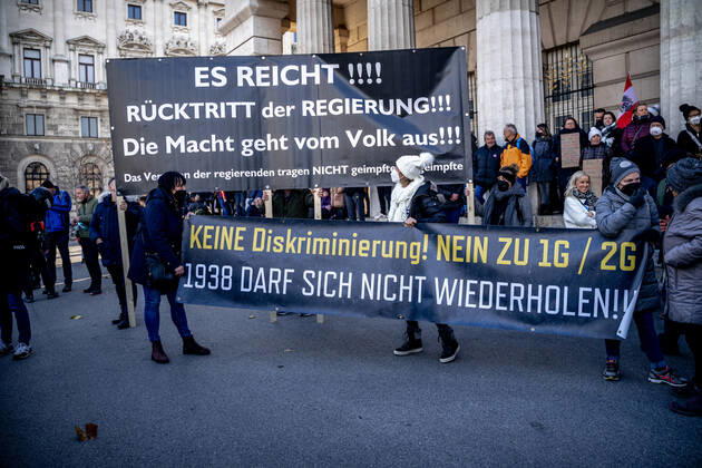Demonstration gegen Coronamaßnahmen in Wien Banner: KEINE Diskriminiegrun NEIN ZU 1G 2G 1938 Darf sich nicht wiederholen! Am 20.11.2021 fand in Wien eine Corona-Demonstration gegen die in Österreich beschlossenen Corona Maßnahmen wie der Impfpflicht ab nächstem Jahr oder dem Lockdown für alle statt. An der Demo nahmen mehrere Zehntausende u.a. Querdenker*innen, Coronaleugner*innen, Impfskeptiker*innen und Gegner*inne, Verschwörungsideolog*innen und Nazis teil. * On November 20, 2021 ten thousands protested in Vienna, Austria against the new covid measures in Austria such as a Lockdown for everyone and a mandatory vaccination for everyone. The participants were lateral thinkers, covid deniers, anti-vaxx activists, conspiracy ideologi Copyright: xAaronxKarasekx