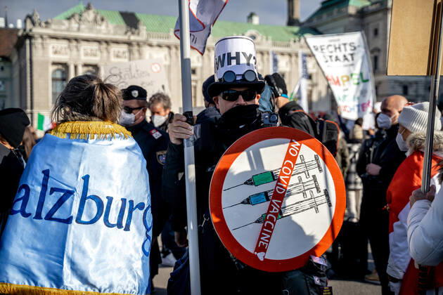 Demonstration gegen Coronamaßnahmen in Wien Am 20.11.2021 fand in Wien eine Corona-Demonstration gegen die in Österreich beschlossenen Corona Maßnahmen wie der Impfpflicht ab nächstem Jahr oder dem Lockdown für alle statt. An der Demo nahmen mehrere Zehntausende u.a. Querdenker*innen, Coronaleugner*innen, Impfskeptiker*innen und Gegner*inne, Verschwörungsideolog*innen und Nazis teil. * On November 20, 2021 ten thousands protested in Vienna, Austria against the new covid measures in Austria such as a Lockdown for everyone and a mandatory vaccination for everyone. The participants were lateral thinkers, covid deniers, anti-vaxx activists, conspiracy ideologists and neo-nazis Wien Österreich Copyright: xAaronxKarasekx