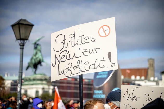 Demonstration gegen Coronamaßnahmen in Wien Plakat: Striktes Nein zur Impfpflicht Am 20.11.2021 fand in Wien eine Corona-Demonstration gegen die in Österreich beschlossenen Corona Maßnahmen wie der Impfpflicht ab nächstem Jahr oder dem Lockdown für alle statt. An der Demo nahmen mehrere Zehntausende u.a. Querdenker*innen, Coronaleugner*innen, Impfskeptiker*innen und Gegner*inne, Verschwörungsideolog*innen und Nazis teil. * On November 20, 2021 ten thousands protested in Vienna, Austria against the new covid measures in Austria such as a Lockdown for everyone and a mandatory vaccination for everyone. The participants were lateral thinkers, covid deniers, anti-vaxx activists, conspiracy ideologists and neo-nazis Wien Österreich Copyright: xAaronxKarasekx