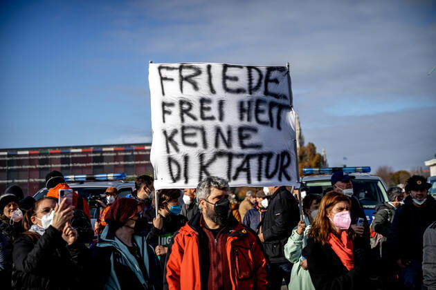 Demonstration gegen Coronamaßnahmen in Wien Banner: FRIEDE FREIHEIT KEINE DIKTATUR. Am 20.11.2021 fand in Wien eine Corona-Demonstration gegen die in Österreich beschlossenen Corona Maßnahmen wie der Impfpflicht ab nächstem Jahr oder dem Lockdown für alle statt. An der Demo nahmen mehrere Zehntausende u.a. Querdenker*innen, Coronaleugner*innen, Impfskeptiker*innen und Gegner*inne, Verschwörungsideolog*innen und Nazis teil. * On November 20, 2021 ten thousands protested in Vienna, Austria against the new covid measures in Austria such as a Lockdown for everyone and a mandatory vaccination for everyone. The participants were lateral thinkers, covid deniers, anti-vaxx activists, conspiracy ideologists and neo-nazis Wien Österreich Copyright: xAaronxKarasekx