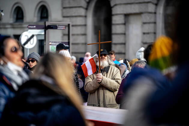 Demonstration gegen Coronamaßnahmen in Wien Am 20.11.2021 fand in Wien eine Corona-Demonstration gegen die in Österreich beschlossenen Corona Maßnahmen wie der Impfpflicht ab nächstem Jahr oder dem Lockdown für alle statt. An der Demo nahmen mehrere Zehntausende u.a. Querdenker*innen, Coronaleugner*innen, Impfskeptiker*innen und Gegner*inne, Verschwörungsideolog*innen und Nazis teil. * On November 20, 2021 ten thousands protested in Vienna, Austria against the new covid measures in Austria such as a Lockdown for everyone and a mandatory vaccination for everyone. The participants were lateral thinkers, covid deniers, anti-vaxx activists, conspiracy ideologists and neo-nazis Wien Österreich Copyright: xAaronxKarasekx