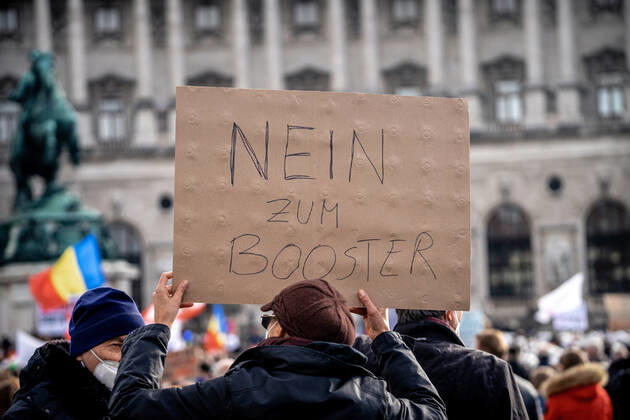 Demonstration gegen Coronamaßnahmen in Wien Plakat: NEIN ZUM BOOSTER Am 20.11.2021 fand in Wien eine Corona-Demonstration gegen die in Österreich beschlossenen Corona Maßnahmen wie der Impfpflicht ab nächstem Jahr oder dem Lockdown für alle statt. An der Demo nahmen mehrere Zehntausende u.a. Querdenker*innen, Coronaleugner*innen, Impfskeptiker*innen und Gegner*inne, Verschwörungsideolog*innen und Nazis teil. * On November 20, 2021 ten thousands protested in Vienna, Austria against the new covid measures in Austria such as a Lockdown for everyone and a mandatory vaccination for everyone. The participants were lateral thinkers, covid deniers, anti-vaxx activists, conspiracy ideologists and neo-nazis Wien Österreich Copyright: xAaronxKarasekx