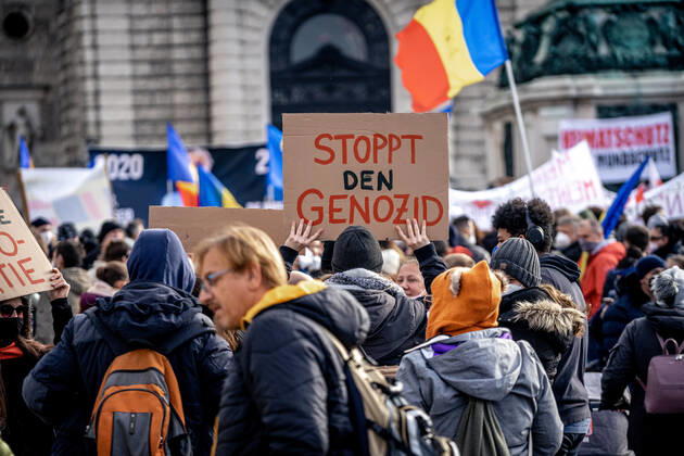 Demonstration gegen Coronamaßnahmen in Wien Plakat: STOPPT DEN GENOZID Am 20.11.2021 fand in Wien eine Corona-Demonstration gegen die in Österreich beschlossenen Corona Maßnahmen wie der Impfpflicht ab nächstem Jahr oder dem Lockdown für alle statt. An der Demo nahmen mehrere Zehntausende u.a. Querdenker*innen, Coronaleugner*innen, Impfskeptiker*innen und Gegner*inne, Verschwörungsideolog*innen und Nazis teil. * On November 20, 2021 ten thousands protested in Vienna, Austria against the new covid measures in Austria such as a Lockdown for everyone and a mandatory vaccination for everyone. The participants were lateral thinkers, covid deniers, anti-vaxx activists, conspiracy ideologists and neo-nazis Wien Österreich Copyright: xAaronxKarasekx