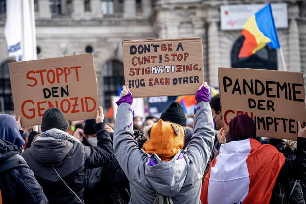 Demonstration gegen Coronamaßnahmen in Wien Plakat: STOPPT DEN GENOZID Am 20.11.2021 fand in Wien eine Corona-Demonstration gegen die in Österreich beschlossenen Corona Maßnahmen wie der Impfpflicht ab nächstem Jahr oder dem Lockdown für alle statt. An der Demo nahmen mehrere Zehntausende u.a. Querdenker*innen, Coronaleugner*innen, Impfskeptiker*innen und Gegner*inne, Verschwörungsideolog*innen und Nazis teil. * On November 20, 2021 ten thousands protested in Vienna, Austria against the new covid measures in Austria such as a Lockdown for everyone and a mandatory vaccination for everyone. The participants were lateral thinkers, covid deniers, anti-vaxx activists, conspiracy ideologists and neo-nazis Wien Österreich Copyright: xAaronxKarasekx