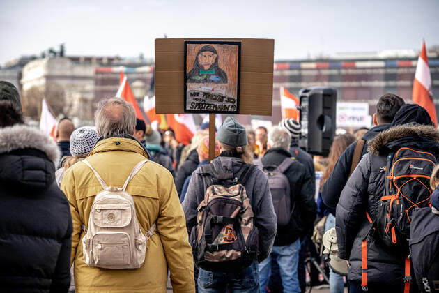 Demonstration gegen Coronamaßnahmen in Wien Am 20.11.2021 fand in Wien eine Corona-Demonstration gegen die in Österreich beschlossenen Corona Maßnahmen wie der Impfpflicht ab nächstem Jahr oder dem Lockdown für alle statt. An der Demo nahmen mehrere Zehntausende u.a. Querdenker*innen, Coronaleugner*innen, Impfskeptiker*innen und Gegner*inne, Verschwörungsideolog*innen und Nazis teil. * On November 20, 2021 ten thousands protested in Vienna, Austria against the new covid measures in Austria such as a Lockdown for everyone and a mandatory vaccination for everyone. The participants were lateral thinkers, covid deniers, anti-vaxx activists, conspiracy ideologists and neo-nazis Wien Österreich Copyright: xAaronxKarasekx