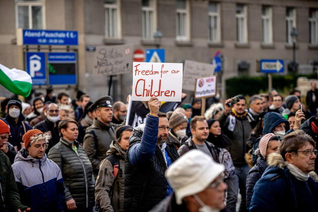 Demonstration gegen Coronamaßnahmen in Wien Am 20.11.2021 fand in Wien eine Corona-Demonstration gegen die in Österreich beschlossenen Corona Maßnahmen wie der Impfpflicht ab nächstem Jahr oder dem Lockdown für alle statt. An der Demo nahmen mehrere Zehntausende u.a. Querdenker*innen, Coronaleugner*innen, Impfskeptiker*innen und Gegner*inne, Verschwörungsideolog*innen und Nazis teil. * On November 20, 2021 ten thousands protested in Vienna, Austria against the new covid measures in Austria such as a Lockdown for everyone and a mandatory vaccination for everyone. The participants were lateral thinkers, covid deniers, anti-vaxx activists, conspiracy ideologists and neo-nazis Wien Österreich Copyright: xAaronxKarasekx