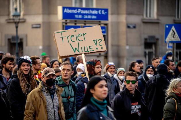 Demonstration gegen Coronamaßnahmen in Wien Plakat: FREIER WILLE Am 20.11.2021 fand in Wien eine Corona-Demonstration gegen die in Österreich beschlossenen Corona Maßnahmen wie der Impfpflicht ab nächstem Jahr oder dem Lockdown für alle statt. An der Demo nahmen mehrere Zehntausende u.a. Querdenker*innen, Coronaleugner*innen, Impfskeptiker*innen und Gegner*inne, Verschwörungsideolog*innen und Nazis teil. * On November 20, 2021 ten thousands protested in Vienna, Austria against the new covid measures in Austria such as a Lockdown for everyone and a mandatory vaccination for everyone. The participants were lateral thinkers, covid deniers, anti-vaxx activists, conspiracy ideologists and neo-nazis Wien Österreich Copyright: xAaronxKarasekx