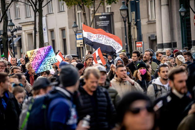 Demonstration gegen Coronamaßnahmen in Wien Reichsflagge in Demo. Am 20.11.2021 fand in Wien eine Corona-Demonstration gegen die in Österreich beschlossenen Corona Maßnahmen wie der Impfpflicht ab nächstem Jahr oder dem Lockdown für alle statt. An der Demo nahmen mehrere Zehntausende u.a. Querdenker*innen, Coronaleugner*innen, Impfskeptiker*innen und Gegner*inne, Verschwörungsideolog*innen und Nazis teil. * On November 20, 2021 ten thousands protested in Vienna, Austria against the new covid measures in Austria such as a Lockdown for everyone and a mandatory vaccination for everyone. The participants were lateral thinkers, covid deniers, anti-vaxx activists, conspiracy ideologists and neo-nazis Wien Österreich Copyright: xAaronxKarasekx