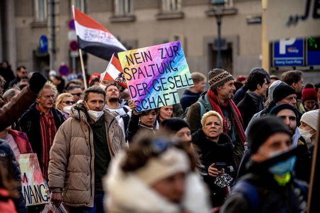 Demonstration gegen Coronamaßnahmen in Wien Am 20.11.2021 fand in Wien eine Corona-Demonstration gegen die in Österreich beschlossenen Corona Maßnahmen wie der Impfpflicht ab nächstem Jahr oder dem Lockdown für alle statt. An der Demo nahmen mehrere Zehntausende u.a. Querdenker*innen, Coronaleugner*innen, Impfskeptiker*innen und Gegner*inne, Verschwörungsideolog*innen und Nazis teil. * On November 20, 2021 ten thousands protested in Vienna, Austria against the new covid measures in Austria such as a Lockdown for everyone and a mandatory vaccination for everyone. The participants were lateral thinkers, covid deniers, anti-vaxx activists, conspiracy ideologists and neo-nazis Wien Österreich Copyright: xAaronxKarasekx
