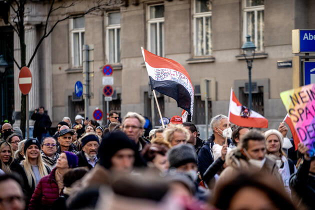 Demonstration gegen Coronamaßnahmen in Wien Reichsflagge in Demo. Am 20.11.2021 fand in Wien eine Corona-Demonstration gegen die in Österreich beschlossenen Corona Maßnahmen wie der Impfpflicht ab nächstem Jahr oder dem Lockdown für alle statt. An der Demo nahmen mehrere Zehntausende u.a. Querdenker*innen, Coronaleugner*innen, Impfskeptiker*innen und Gegner*inne, Verschwörungsideolog*innen und Nazis teil. * On November 20, 2021 ten thousands protested in Vienna, Austria against the new covid measures in Austria such as a Lockdown for everyone and a mandatory vaccination for everyone. The participants were lateral thinkers, covid deniers, anti-vaxx activists, conspiracy ideologists and neo-nazis Wien Österreich Copyright: xAaronxKarasekx