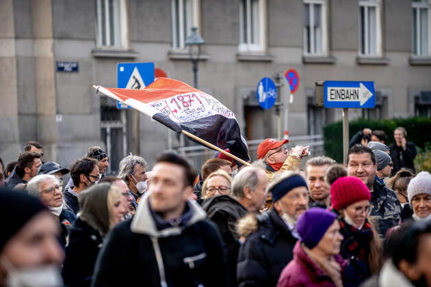 Demonstration gegen Coronamaßnahmen in Wien Reichsflagge in Demo. Am 20.11.2021 fand in Wien eine Corona-Demonstration gegen die in Österreich beschlossenen Corona Maßnahmen wie der Impfpflicht ab nächstem Jahr oder dem Lockdown für alle statt. An der Demo nahmen mehrere Zehntausende u.a. Querdenker*innen, Coronaleugner*innen, Impfskeptiker*innen und Gegner*inne, Verschwörungsideolog*innen und Nazis teil. * On November 20, 2021 ten thousands protested in Vienna, Austria against the new covid measures in Austria such as a Lockdown for everyone and a mandatory vaccination for everyone. The participants were lateral thinkers, covid deniers, anti-vaxx activists, conspiracy ideologists and neo-nazis Wien Österreich Copyright: xAaronxKarasekx