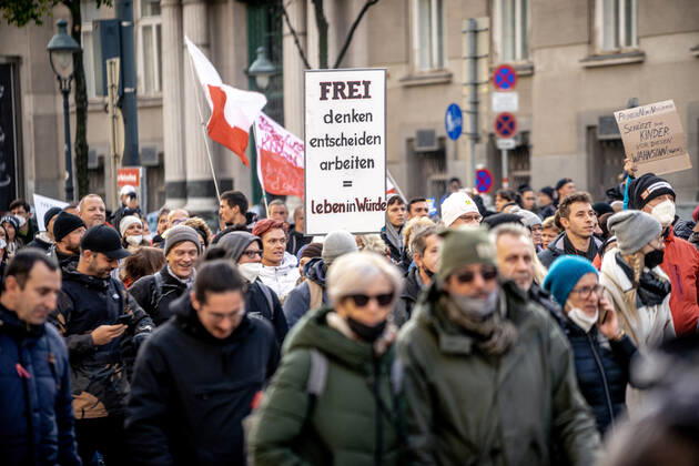Demonstration gegen Coronamaßnahmen in Wien Am 20.11.2021 fand in Wien eine Corona-Demonstration gegen die in Österreich beschlossenen Corona Maßnahmen wie der Impfpflicht ab nächstem Jahr oder dem Lockdown für alle statt. An der Demo nahmen mehrere Zehntausende u.a. Querdenker*innen, Coronaleugner*innen, Impfskeptiker*innen und Gegner*inne, Verschwörungsideolog*innen und Nazis teil. * On November 20, 2021 ten thousands protested in Vienna, Austria against the new covid measures in Austria such as a Lockdown for everyone and a mandatory vaccination for everyone. The participants were lateral thinkers, covid deniers, anti-vaxx activists, conspiracy ideologists and neo-nazis Wien Österreich Copyright: xAaronxKarasekx