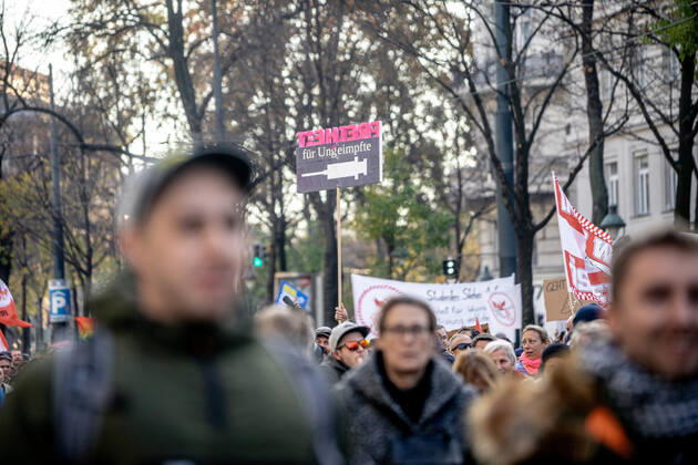 Demonstration gegen Coronamaßnahmen in Wien Plakat: Freiheit für Ungeimpfte Am 20.11.2021 fand in Wien eine Corona-Demonstration gegen die in Österreich beschlossenen Corona Maßnahmen wie der Impfpflicht ab nächstem Jahr oder dem Lockdown für alle statt. An der Demo nahmen mehrere Zehntausende u.a. Querdenker*innen, Coronaleugner*innen, Impfskeptiker*innen und Gegner*inne, Verschwörungsideolog*innen und Nazis teil. * On November 20, 2021 ten thousands protested in Vienna, Austria against the new covid measures in Austria such as a Lockdown for everyone and a mandatory vaccination for everyone. The participants were lateral thinkers, covid deniers, anti-vaxx activists, conspiracy ideologists and neo-nazis Wien Österreich Copyright: xAaronxKarasekx