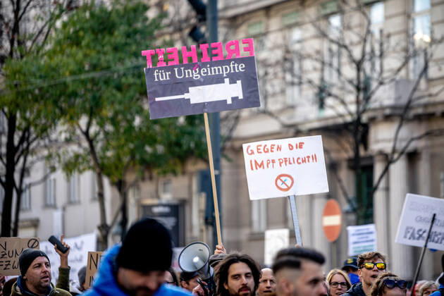 Demonstration gegen Coronamaßnahmen in Wien Plakat: Freiheit für Ungeimpfte Am 20.11.2021 fand in Wien eine Corona-Demonstration gegen die in Österreich beschlossenen Corona Maßnahmen wie der Impfpflicht ab nächstem Jahr oder dem Lockdown für alle statt. An der Demo nahmen mehrere Zehntausende u.a. Querdenker*innen, Coronaleugner*innen, Impfskeptiker*innen und Gegner*inne, Verschwörungsideolog*innen und Nazis teil. * On November 20, 2021 ten thousands protested in Vienna, Austria against the new covid measures in Austria such as a Lockdown for everyone and a mandatory vaccination for everyone. The participants were lateral thinkers, covid deniers, anti-vaxx activists, conspiracy ideologists and neo-nazis Wien Österreich Copyright: xAaronxKarasekx