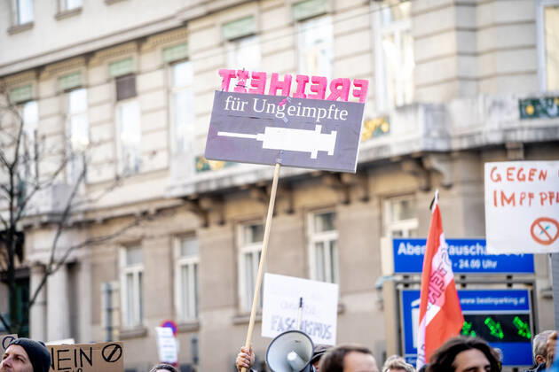 Demonstration gegen Coronamaßnahmen in Wien Plakat: Freiheit für Ungeimpfte Am 20.11.2021 fand in Wien eine Corona-Demonstration gegen die in Österreich beschlossenen Corona Maßnahmen wie der Impfpflicht ab nächstem Jahr oder dem Lockdown für alle statt. An der Demo nahmen mehrere Zehntausende u.a. Querdenker*innen, Coronaleugner*innen, Impfskeptiker*innen und Gegner*inne, Verschwörungsideolog*innen und Nazis teil. * On November 20, 2021 ten thousands protested in Vienna, Austria against the new covid measures in Austria such as a Lockdown for everyone and a mandatory vaccination for everyone. The participants were lateral thinkers, covid deniers, anti-vaxx activists, conspiracy ideologists and neo-nazis Wien Österreich Copyright: xAaronxKarasekx
