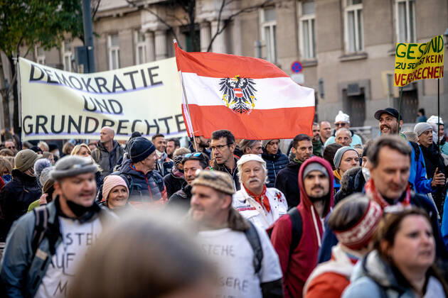 Demonstration gegen Coronamaßnahmen in Wien Am 20.11.2021 fand in Wien eine Corona-Demonstration gegen die in Österreich beschlossenen Corona Maßnahmen wie der Impfpflicht ab nächstem Jahr oder dem Lockdown für alle statt. An der Demo nahmen mehrere Zehntausende u.a. Querdenker*innen, Coronaleugner*innen, Impfskeptiker*innen und Gegner*inne, Verschwörungsideolog*innen und Nazis teil. * On November 20, 2021 ten thousands protested in Vienna, Austria against the new covid measures in Austria such as a Lockdown for everyone and a mandatory vaccination for everyone. The participants were lateral thinkers, covid deniers, anti-vaxx activists, conspiracy ideologists and neo-nazis Wien Österreich Copyright: xAaronxKarasekx