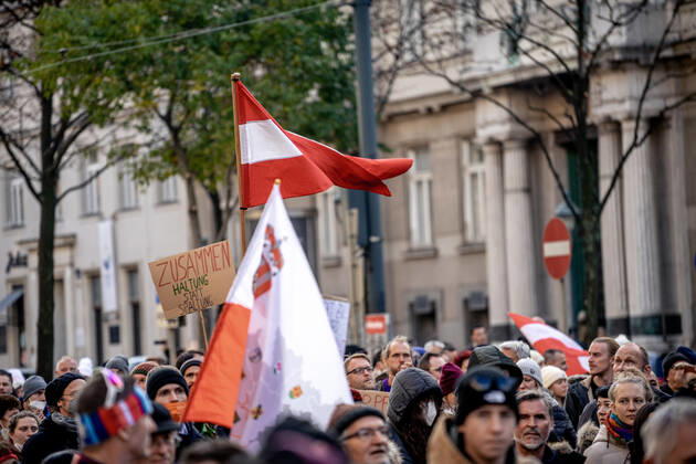 Demonstration gegen Coronamaßnahmen in Wien Am 20.11.2021 fand in Wien eine Corona-Demonstration gegen die in Österreich beschlossenen Corona Maßnahmen wie der Impfpflicht ab nächstem Jahr oder dem Lockdown für alle statt. An der Demo nahmen mehrere Zehntausende u.a. Querdenker*innen, Coronaleugner*innen, Impfskeptiker*innen und Gegner*inne, Verschwörungsideolog*innen und Nazis teil. * On November 20, 2021 ten thousands protested in Vienna, Austria against the new covid measures in Austria such as a Lockdown for everyone and a mandatory vaccination for everyone. The participants were lateral thinkers, covid deniers, anti-vaxx activists, conspiracy ideologists and neo-nazis Wien Österreich Copyright: xAaronxKarasekx