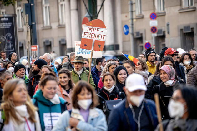 Demonstration gegen Coronamaßnahmen in Wien Am 20.11.2021 fand in Wien eine Corona-Demonstration gegen die in Österreich beschlossenen Corona Maßnahmen wie der Impfpflicht ab nächstem Jahr oder dem Lockdown für alle statt. An der Demo nahmen mehrere Zehntausende u.a. Querdenker*innen, Coronaleugner*innen, Impfskeptiker*innen und Gegner*inne, Verschwörungsideolog*innen und Nazis teil. * On November 20, 2021 ten thousands protested in Vienna, Austria against the new covid measures in Austria such as a Lockdown for everyone and a mandatory vaccination for everyone. The participants were lateral thinkers, covid deniers, anti-vaxx activists, conspiracy ideologists and neo-nazis Wien Österreich Copyright: xAaronxKarasekx