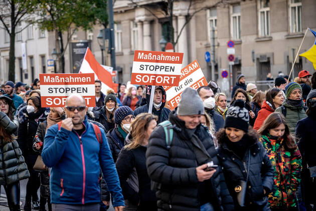 Demonstration gegen Coronamaßnahmen in Wien Am 20.11.2021 fand in Wien eine Corona-Demonstration gegen die in Österreich beschlossenen Corona Maßnahmen wie der Impfpflicht ab nächstem Jahr oder dem Lockdown für alle statt. An der Demo nahmen mehrere Zehntausende u.a. Querdenker*innen, Coronaleugner*innen, Impfskeptiker*innen und Gegner*inne, Verschwörungsideolog*innen und Nazis teil. * On November 20, 2021 ten thousands protested in Vienna, Austria against the new covid measures in Austria such as a Lockdown for everyone and a mandatory vaccination for everyone. The participants were lateral thinkers, covid deniers, anti-vaxx activists, conspiracy ideologists and neo-nazis Wien Österreich Copyright: xAaronxKarasekx