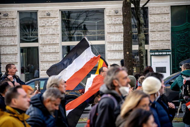 Demonstration gegen Coronamaßnahmen in Wien Am 20.11.2021 fand in Wien eine Corona-Demonstration gegen die in Österreich beschlossenen Corona Maßnahmen wie der Impfpflicht ab nächstem Jahr oder dem Lockdown für alle statt. An der Demo nahmen mehrere Zehntausende u.a. Querdenker*innen, Coronaleugner*innen, Impfskeptiker*innen und Gegner*inne, Verschwörungsideolog*innen und Nazis teil. * On November 20, 2021 ten thousands protested in Vienna, Austria against the new covid measures in Austria such as a Lockdown for everyone and a mandatory vaccination for everyone. The participants were lateral thinkers, covid deniers, anti-vaxx activists, conspiracy ideologists and neo-nazis Wien Österreich Copyright: xAaronxKarasekx
