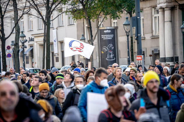 Demonstration gegen Coronamaßnahmen in Wien Am 20.11.2021 fand in Wien eine Corona-Demonstration gegen die in Österreich beschlossenen Corona Maßnahmen wie der Impfpflicht ab nächstem Jahr oder dem Lockdown für alle statt. An der Demo nahmen mehrere Zehntausende u.a. Querdenker*innen, Coronaleugner*innen, Impfskeptiker*innen und Gegner*inne, Verschwörungsideolog*innen und Nazis teil. * On November 20, 2021 ten thousands protested in Vienna, Austria against the new covid measures in Austria such as a Lockdown for everyone and a mandatory vaccination for everyone. The participants were lateral thinkers, covid deniers, anti-vaxx activists, conspiracy ideologists and neo-nazis Wien Österreich Copyright: xAaronxKarasekx