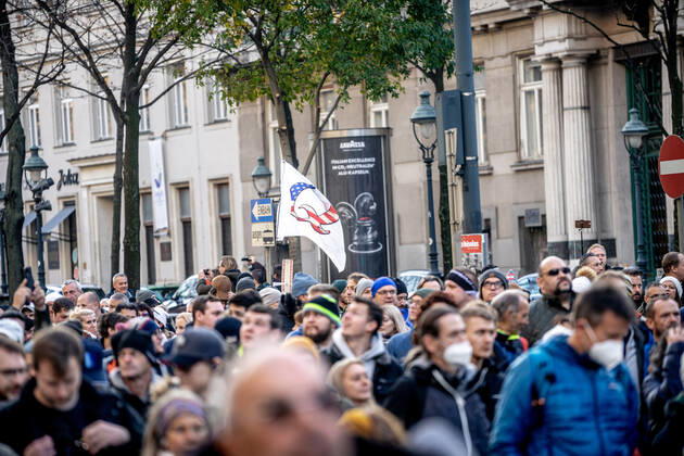Demonstration gegen Coronamaßnahmen in Wien Am 20.11.2021 fand in Wien eine Corona-Demonstration gegen die in Österreich beschlossenen Corona Maßnahmen wie der Impfpflicht ab nächstem Jahr oder dem Lockdown für alle statt. An der Demo nahmen mehrere Zehntausende u.a. Querdenker*innen, Coronaleugner*innen, Impfskeptiker*innen und Gegner*inne, Verschwörungsideolog*innen und Nazis teil. * On November 20, 2021 ten thousands protested in Vienna, Austria against the new covid measures in Austria such as a Lockdown for everyone and a mandatory vaccination for everyone. The participants were lateral thinkers, covid deniers, anti-vaxx activists, conspiracy ideologists and neo-nazis Wien Österreich Copyright: xAaronxKarasekx
