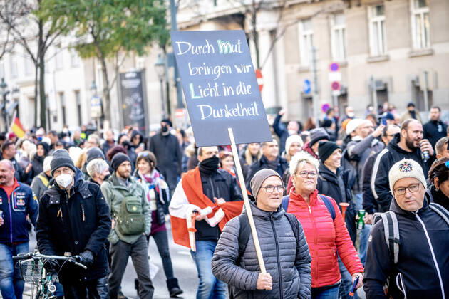 Demonstration gegen Coronamaßnahmen in Wien Am 20.11.2021 fand in Wien eine Corona-Demonstration gegen die in Österreich beschlossenen Corona Maßnahmen wie der Impfpflicht ab nächstem Jahr oder dem Lockdown für alle statt. An der Demo nahmen mehrere Zehntausende u.a. Querdenker*innen, Coronaleugner*innen, Impfskeptiker*innen und Gegner*inne, Verschwörungsideolog*innen und Nazis teil. * On November 20, 2021 ten thousands protested in Vienna, Austria against the new covid measures in Austria such as a Lockdown for everyone and a mandatory vaccination for everyone. The participants were lateral thinkers, covid deniers, anti-vaxx activists, conspiracy ideologists and neo-nazis Wien Österreich Copyright: xAaronxKarasekx