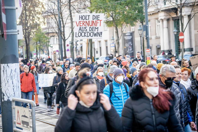 Demonstration gegen Coronamaßnahmen in Wien Am 20.11.2021 fand in Wien eine Corona-Demonstration gegen die in Österreich beschlossenen Corona Maßnahmen wie der Impfpflicht ab nächstem Jahr oder dem Lockdown für alle statt. An der Demo nahmen mehrere Zehntausende u.a. Querdenker*innen, Coronaleugner*innen, Impfskeptiker*innen und Gegner*inne, Verschwörungsideolog*innen und Nazis teil. * On November 20, 2021 ten thousands protested in Vienna, Austria against the new covid measures in Austria such as a Lockdown for everyone and a mandatory vaccination for everyone. The participants were lateral thinkers, covid deniers, anti-vaxx activists, conspiracy ideologists and neo-nazis Wien Österreich Copyright: xAaronxKarasekx
