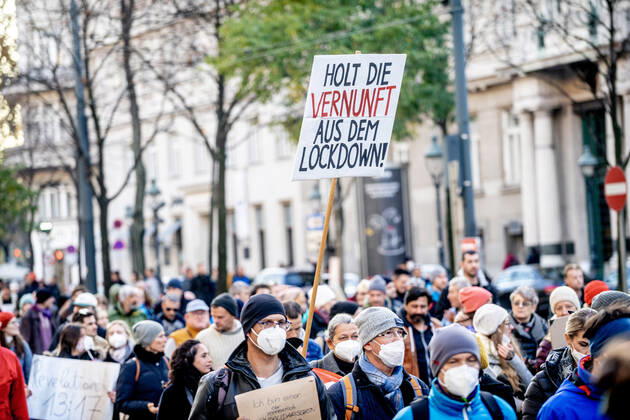 Demonstration gegen Coronamaßnahmen in Wien Am 20.11.2021 fand in Wien eine Corona-Demonstration gegen die in Österreich beschlossenen Corona Maßnahmen wie der Impfpflicht ab nächstem Jahr oder dem Lockdown für alle statt. An der Demo nahmen mehrere Zehntausende u.a. Querdenker*innen, Coronaleugner*innen, Impfskeptiker*innen und Gegner*inne, Verschwörungsideolog*innen und Nazis teil. * On November 20, 2021 ten thousands protested in Vienna, Austria against the new covid measures in Austria such as a Lockdown for everyone and a mandatory vaccination for everyone. The participants were lateral thinkers, covid deniers, anti-vaxx activists, conspiracy ideologists and neo-nazis Wien Österreich Copyright: xAaronxKarasekx